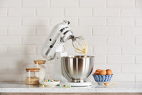 KitchenAid Classic Series 4.5-Quart Tilt-Head Stand Mixer - K45SSWH|Batteur sur socle à tête inclinable KitchenAid de série ClassicMD de 4,5 pintes - K45SSWH|K45SSTWH